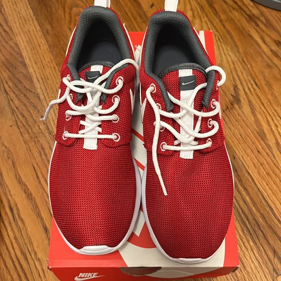 Nike Roshe One 5Y (GS) - Gym Red/White - Dark Grey - Picture 2 of 4
